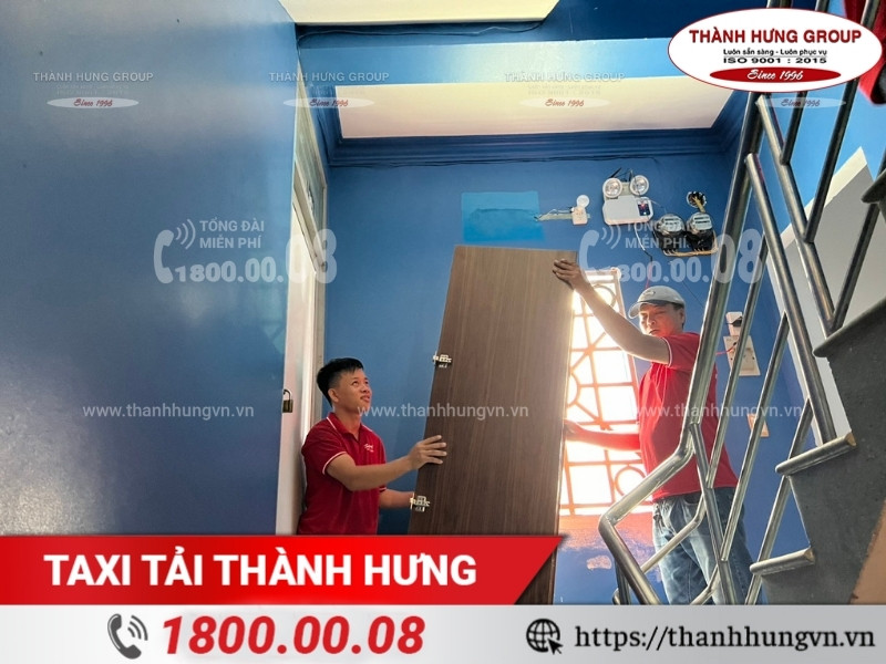 Phí bốc xếp đồ đạc lên lầu cao (thang bộ) là phụ phí chuyển nhà thường gặp.