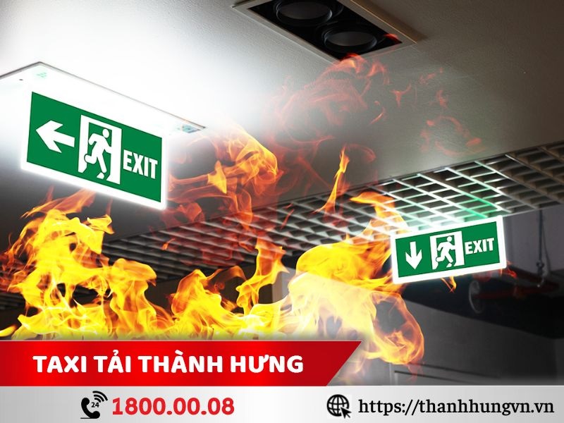 Quan sát lối cửa thoát hiểm trong tòa nhà đề phòng trường hợp khi xảy ra sự cố