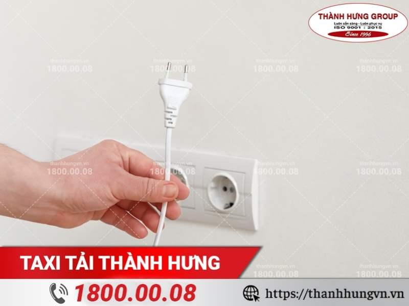 Rút nguồn điện trước khi vận chuyển thiết bị điện lạnh.