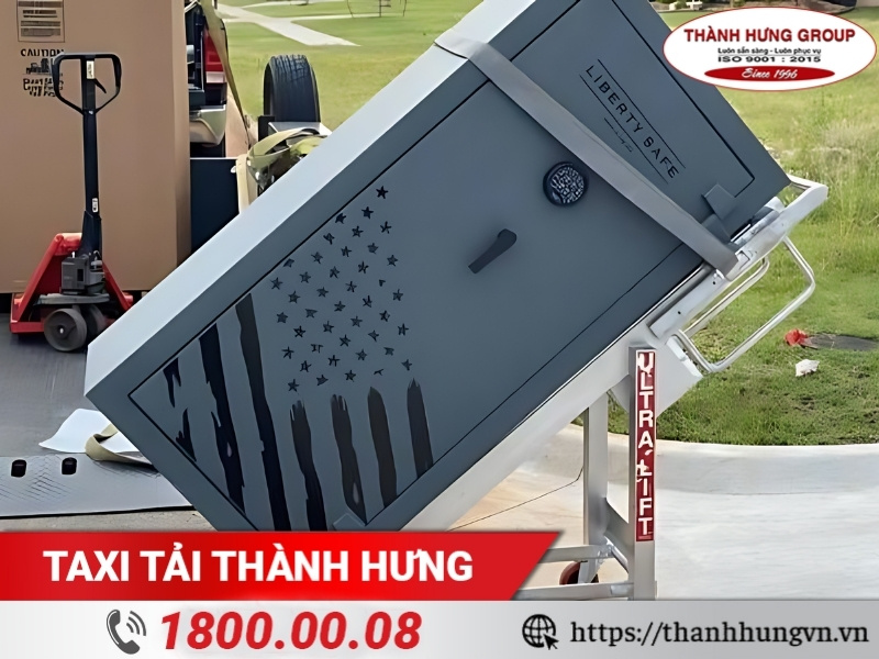 Sử dụng công cụ hỗ trợ để hạn chế chấn thương cho người vận chuyển khi vận chuyển két sắt.