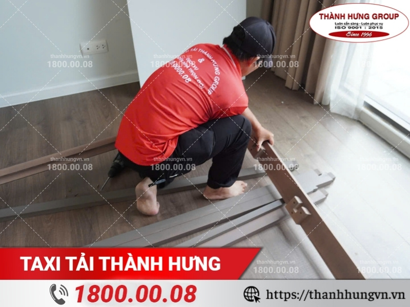 Sử dụng lực vừa đủ để lắp khung giường, tránh cong vênh.