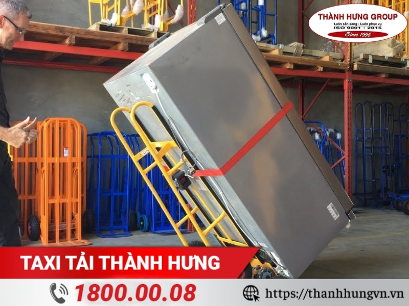 Sử dụng xe đẩy để vận chuyển tủ lạnh an toàn.