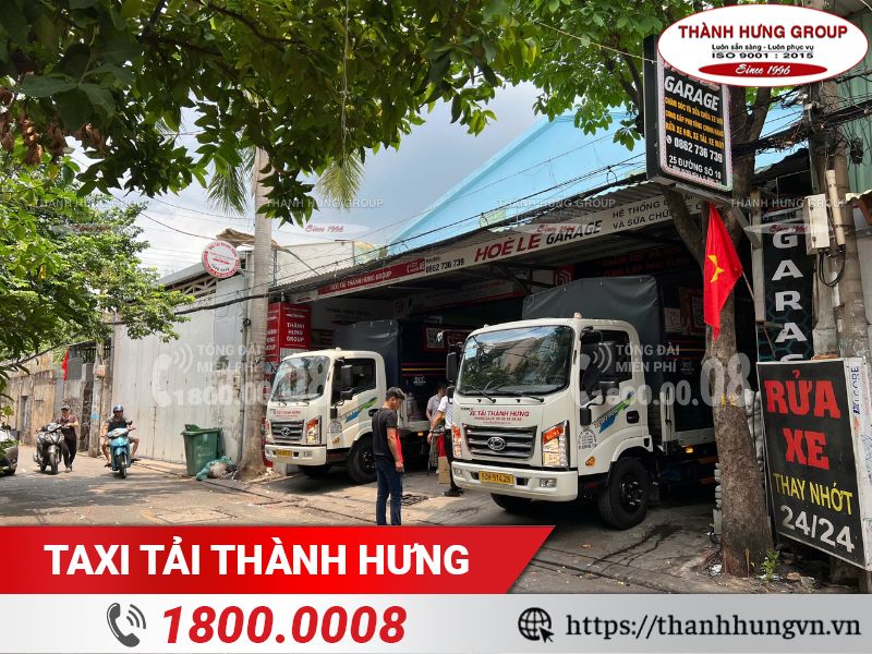 Tài xế của Thành Hưng kiểm tra trước khi nhận xe