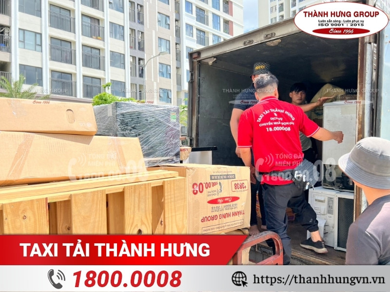 Taxi Tải Thành Hưng đóng gói đồ đạc chuyển văn phòng cho khách hàng tại TPHCM.