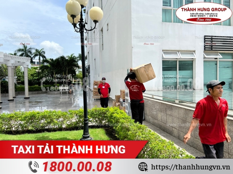 Taxi Tải Thành Hưng hỗ trợ bốc xếp hàng hóa sau vận chuyển