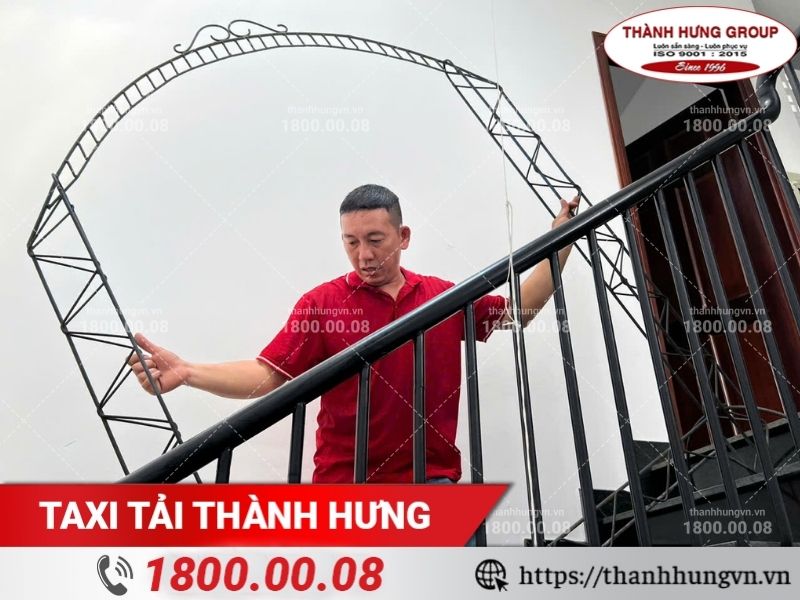Vận Chuyển Thành Hưng hỗ trợ chuyển đồ nặng cồng kềnh qua cầu thang nhỏ hẹp an toàn khi chuyển nhà.