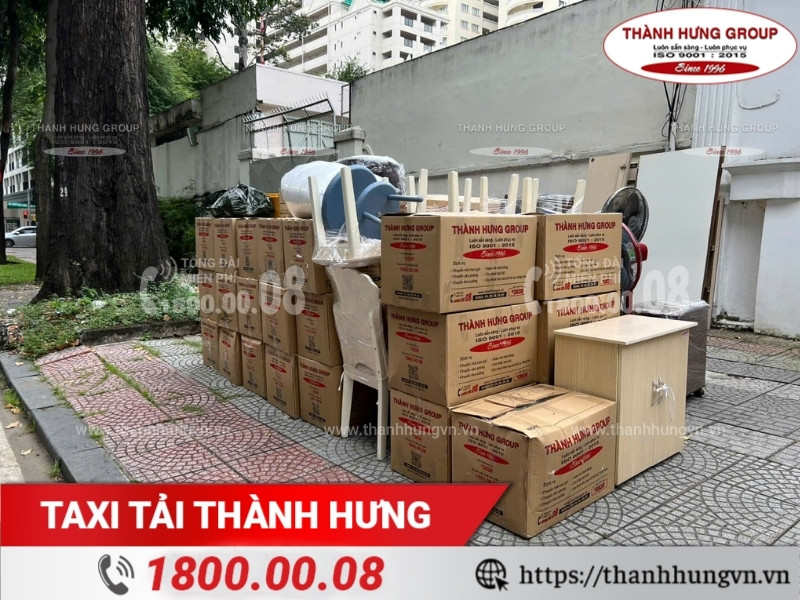 Taxi Tải Thành Hưng hỗ trợ khách hàng đóng gói đồ đạc chuyển nhà.