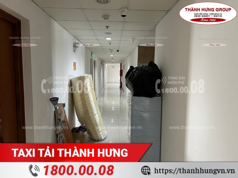 Taxi Tải Thành Hưng hỗ trợ khách hàng chuyển nhà chung cư.