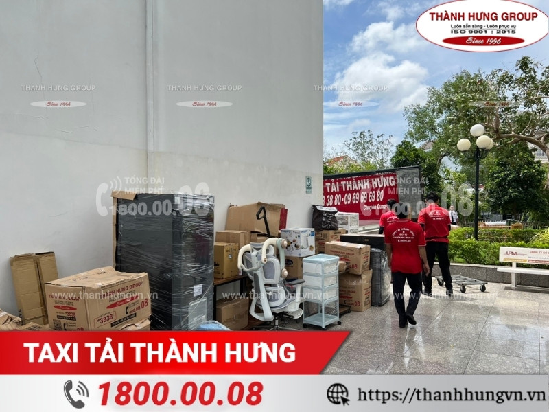 Nhân sự Thành Hưng có kinh nghiệm đóng gói, bốc xếp đồ đạc chuyển nhà chung cư.
