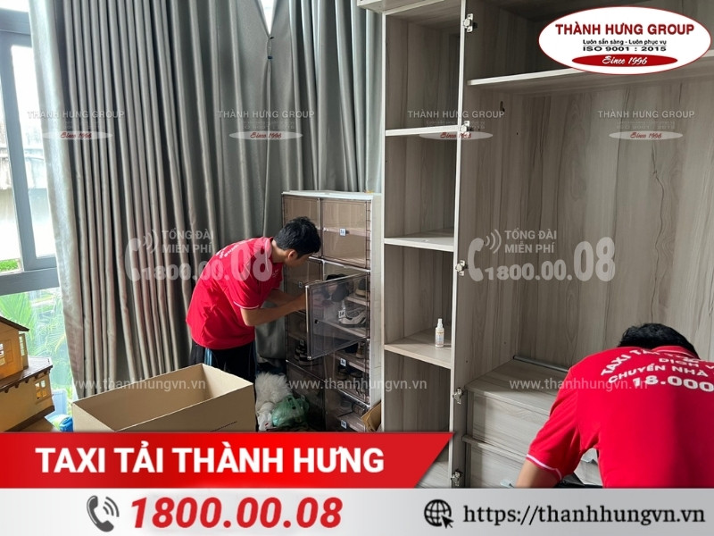 Thành Hưng hỗ trợ khách hàng tháo lắp/ đóng gói đồ đạc.