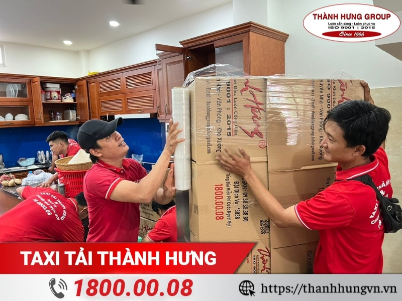 Taxi Tải Thành Hưng hỗ trợ khách hàng đóng gói/bốc xếp/tháo lắp đồ đạc chuyển nhà.