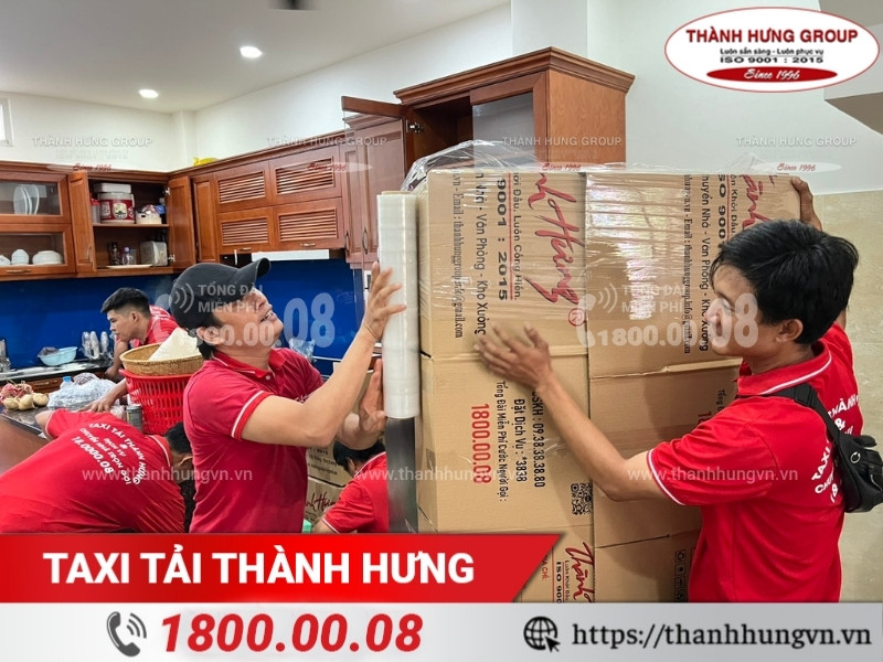 Taxi Tải Thành Hưng hỗ trợ khách hàng đóng gói đồ đạc chuyển nhà.