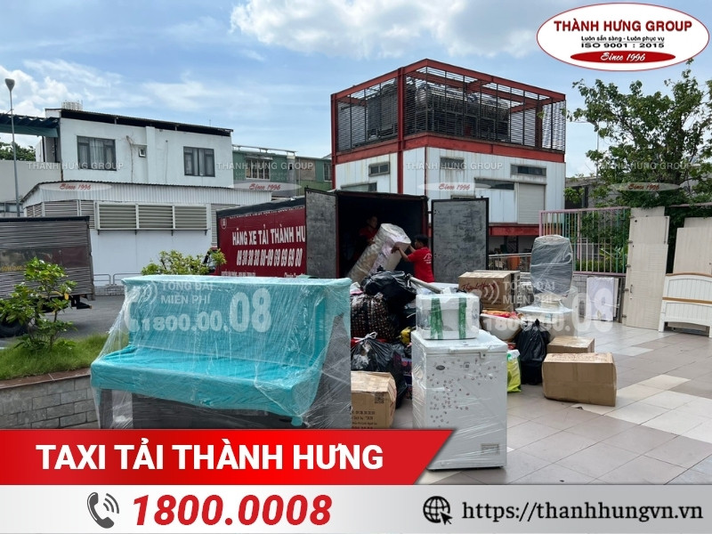Taxi Tải Thành Hưng hỗ trợ khách hàng đóng gói đồ đạc/hàng hóa tại Hà Nội.