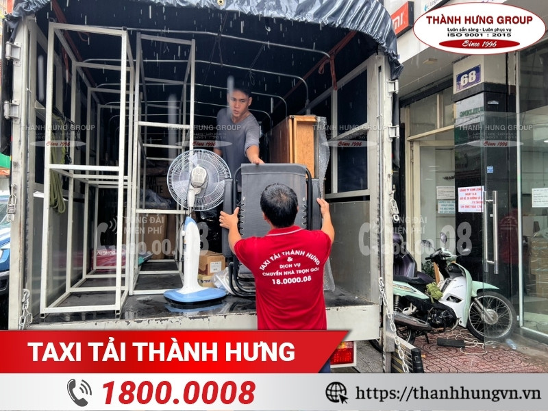 Taxi Tải Thành Hưng hỗ trợ khách hàng đóng gói máy móc/thiết bị chuyển kho xưởng.