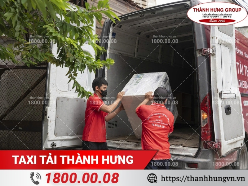 Nhân viên Thành Hưng vận chuyển máy giặt an toàn, nhanh chóng