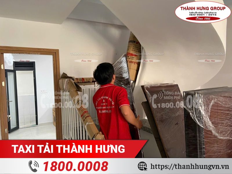 Thành Hưng bao bọc cầu thang cẩn thận để tránh trầy xước khi khuân vác