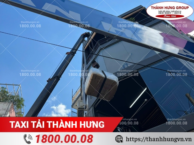 Thành Hưng cẩu kéo đồ đạc chuyển nhà.