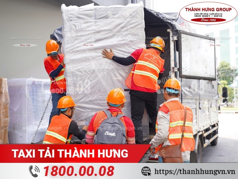 Taxi Tải Thành Hưng cho thuê xe tải có bửng nâng kèm nhân viên hỗ trợ.