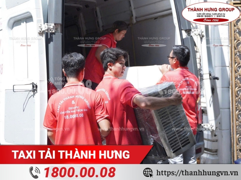 Thành Hưng cho thuê xe tải kèm nhân viên hỗ trợ đóng gói/ bốc xếp.