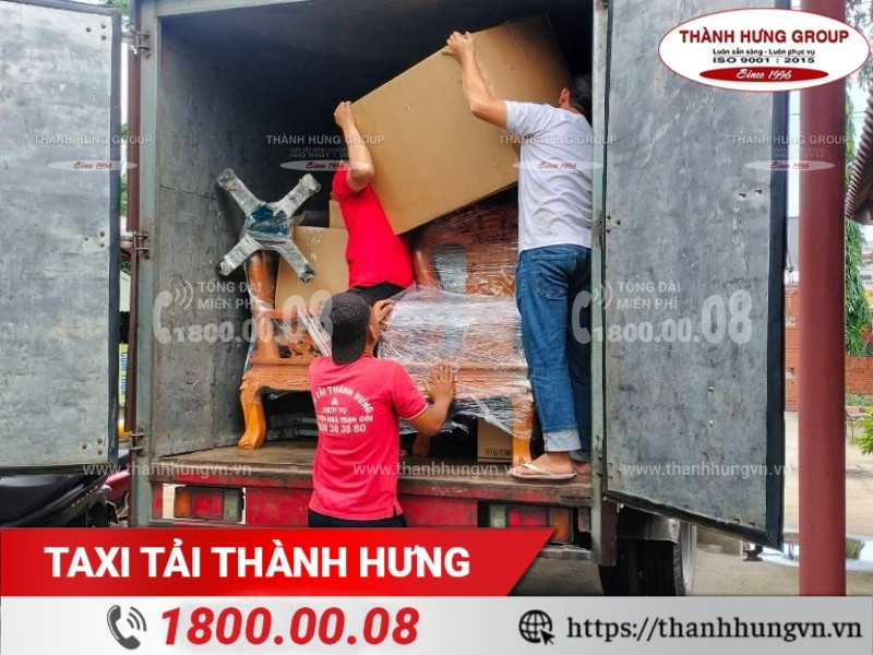 Taxi tải Thành Hưng cố định bàn ghế chắc chắn trong thùng xe tải.