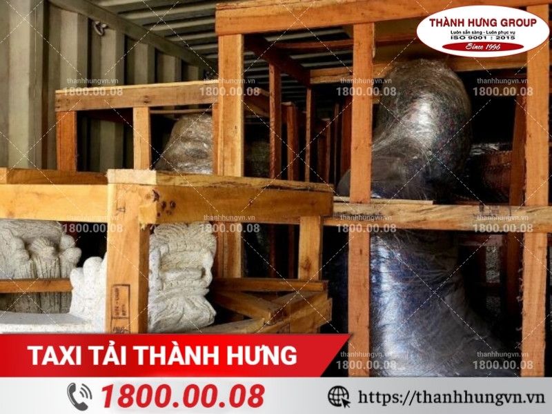 Thành Hưng cố định tượng chắc chắn, đúng tư thế khi vận chuyển.
