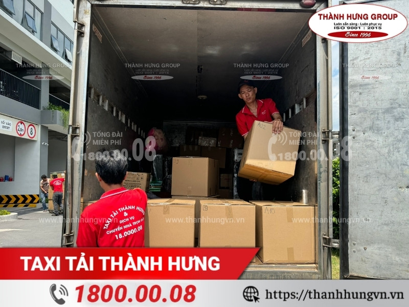 Thành Hưng cung cấp nhân sự bốc xếp/ đóng gói kèm theo xe tải chuyển nhà.
