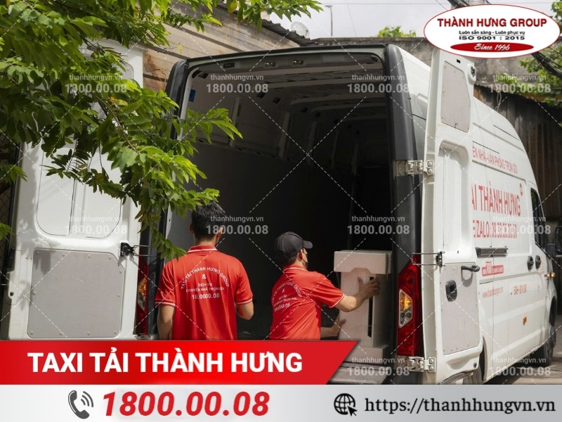 Thành Hưng đóng gói và bốc xếp đồ đạc cho khách hàng chuyển nhà Hà Tĩnh.