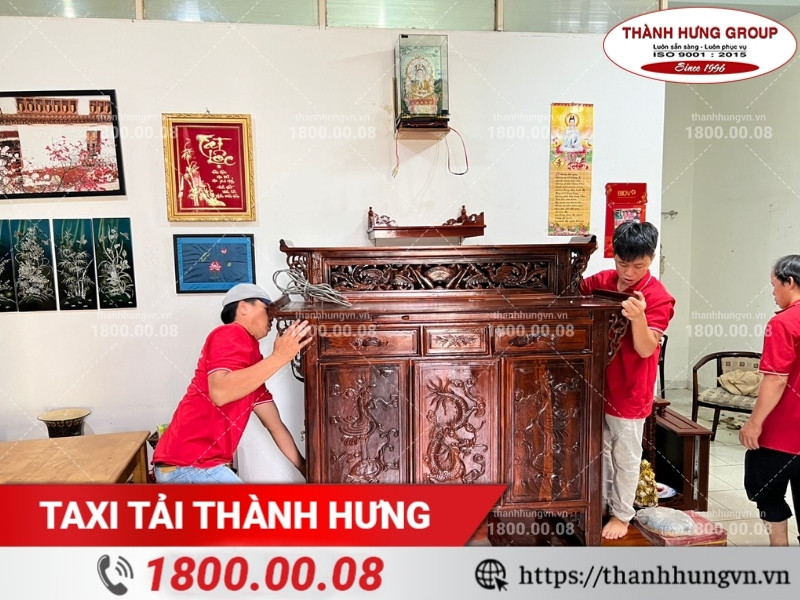 Chuyển Nhà Thành Hưng đóng gói và vận chuyển tủ thờ đúng phong thủy.