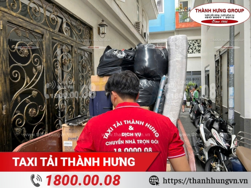 Taxi Tải Thành Hưng có đồng phục riêng, khách hàng dễ dàng nhận diện.