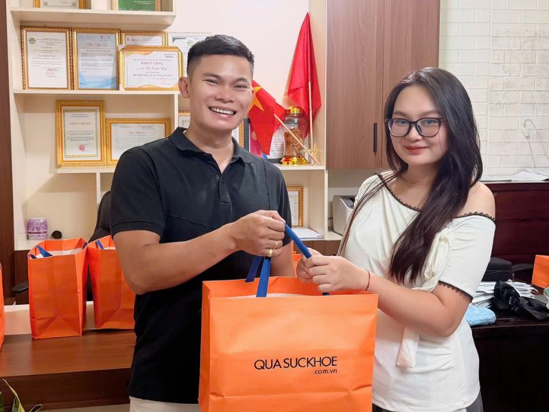 Trao quà Tết cho nhân viên Thành Hưng Group tại văn phòng