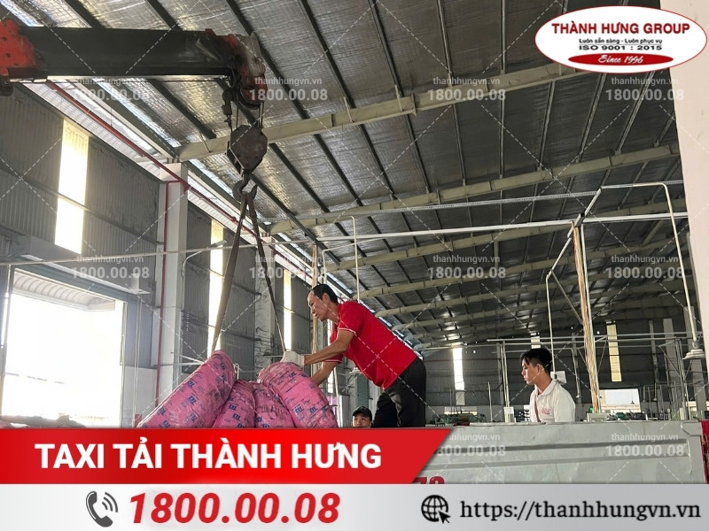 Cẩu kéo Thành Hưng hỗ trợ kéo đồ tại các kho xưởng.