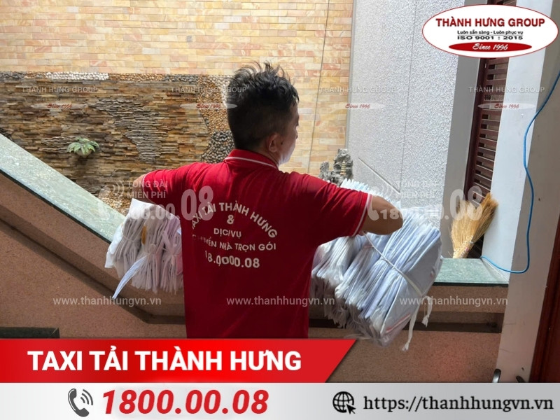 Thành Hưng - hỗ trợ khách hàng đóng gói và vận chuyển quần áo khi chuyển nhà an toàn, nhanh gọn.