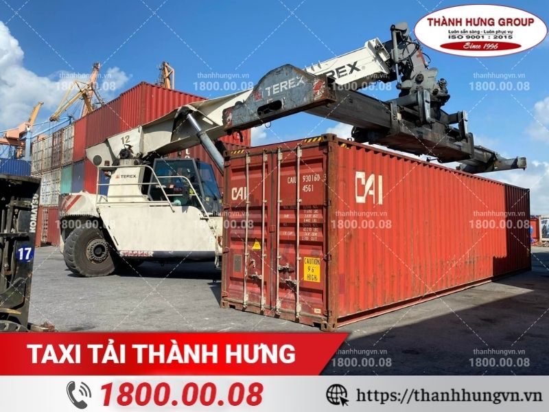 Thành Hưng hỗ trợ khách hàng rút container an toàn, hiệu quả.