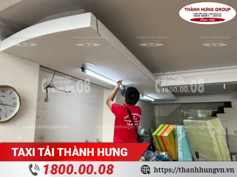 Thành Hưng hỗ trợ khách hàng tháo lắp đồ đạc chuyển nhà an toàn, chính xác.