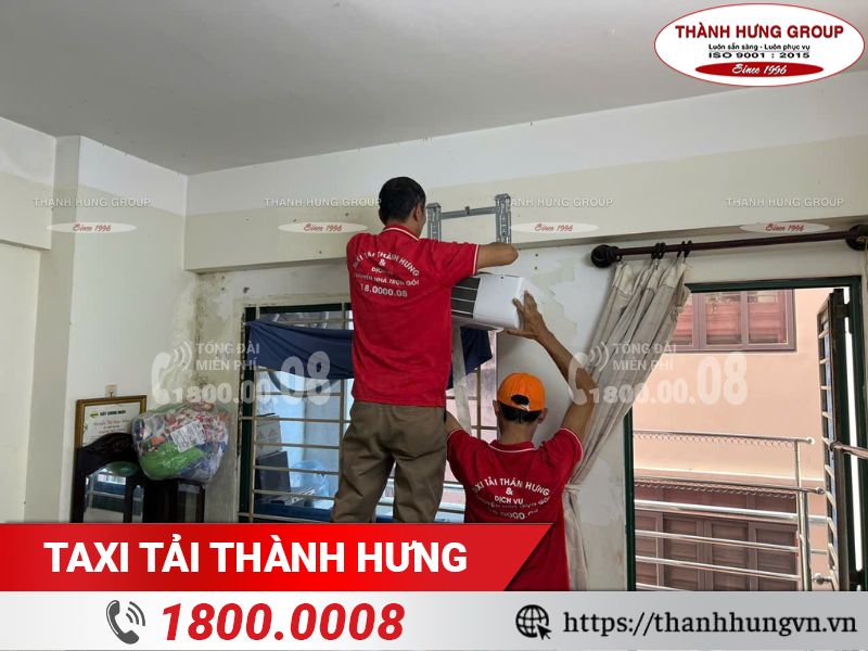 Nhân viên Thành Hưng hỗ trợ khách hàng tháo lắp máy lạnh