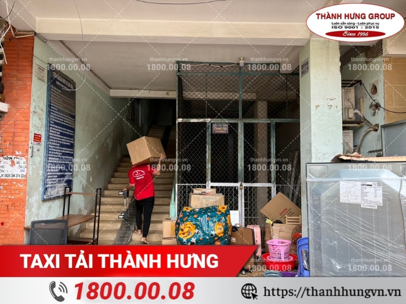 Thành Hưng hỗ trợ khách hàng vận chuyển vật nặng lên xuống cầu thang an toàn.