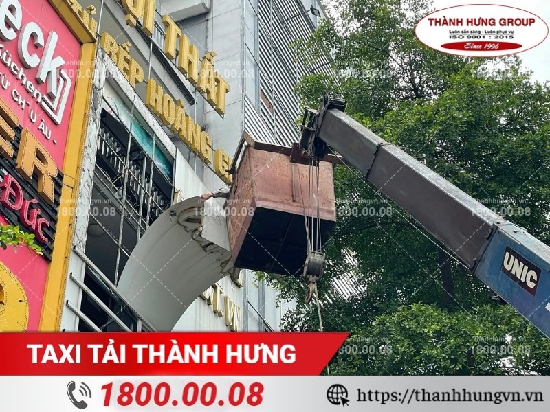 Thành Hưng sử dụng xe cẩu để tháo dỡ, di dời bảng hiệu an toàn.