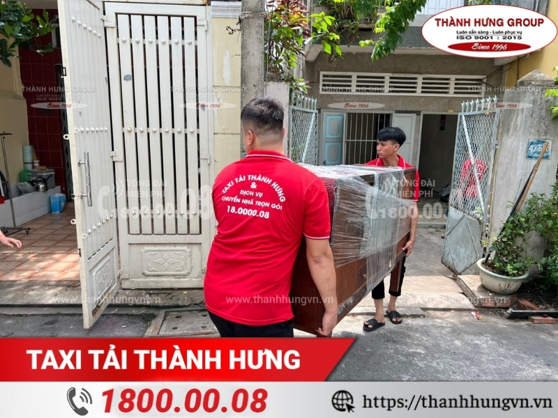 Thành Hưng luôn mặc đồng phục khi phục vụ khách hàng.