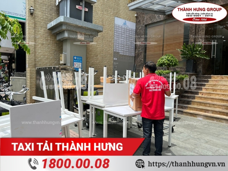 Thành Hưng di chuyển bàn ghế văn phòng số lượng lớn.