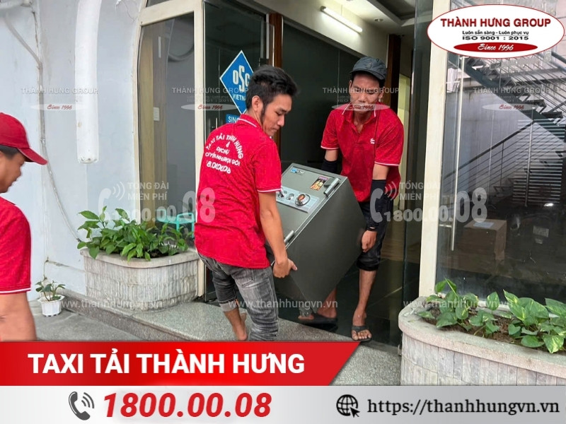 Nhân viên Thành Hưng phối hợp di chuyển két sắt