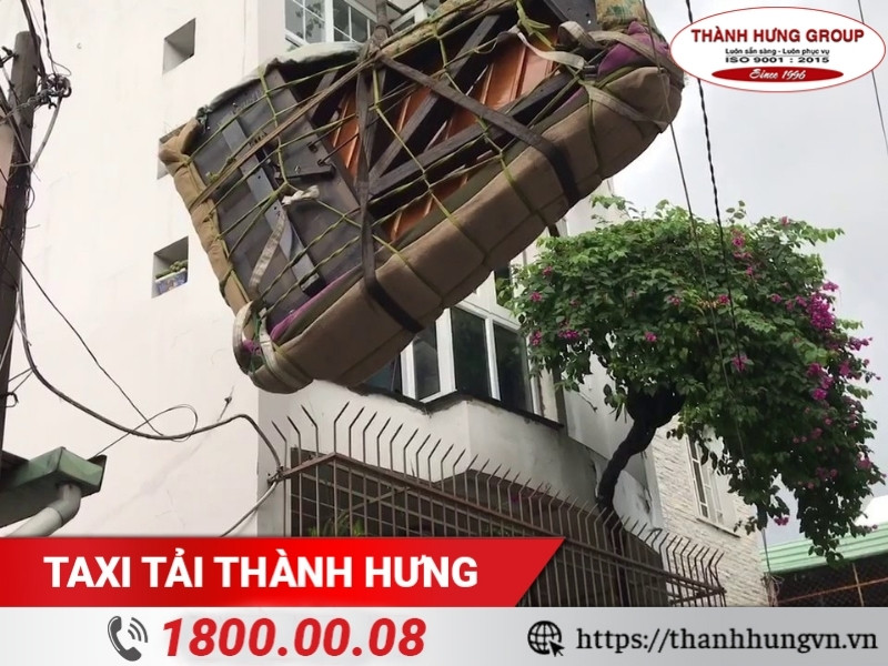 Thành Hưng sử dụng công cụ hỗ trợ để vận chuyển đàn piano cồng kềnh.