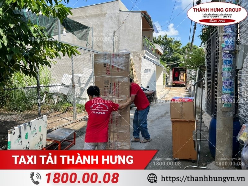 Thành Hưng sử dụng xe đẩy để vận chuyển tủ lạnh cỡ lớn.
