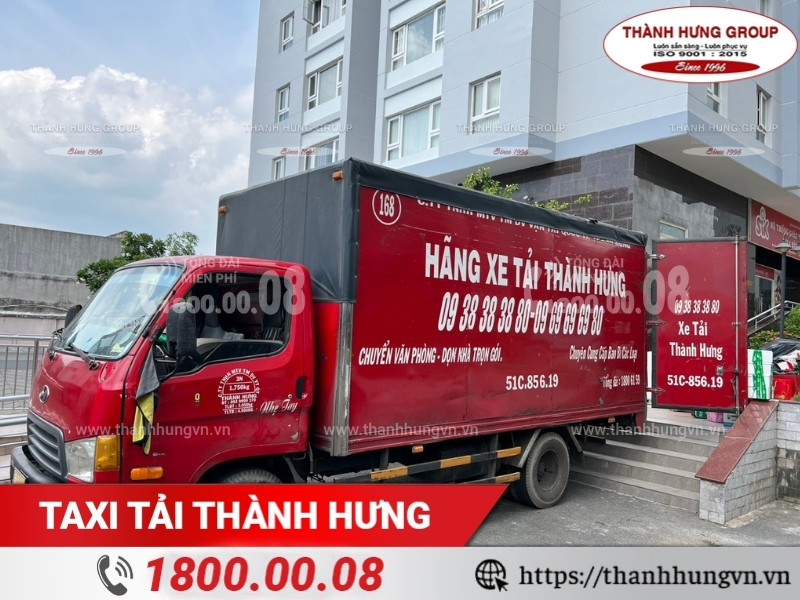 Taxi Tải Thành Hưng sử dụng xe tải lớn hỗ trợ khách hàng chuyển dọn quán cafe.