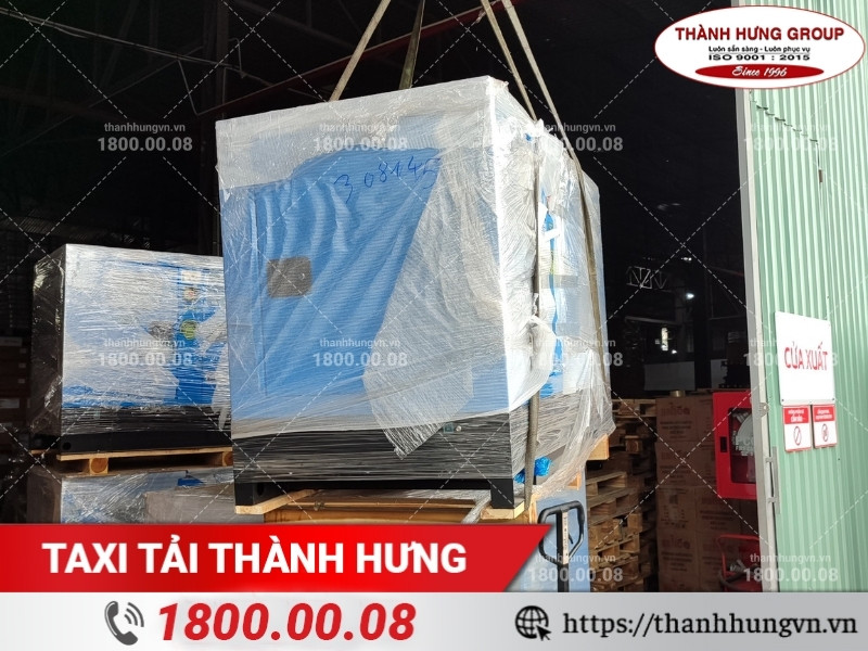 Thành Hưng vận chuyển máy phát điện công suất lớn bằng xe cẩu chuyên dụng.
