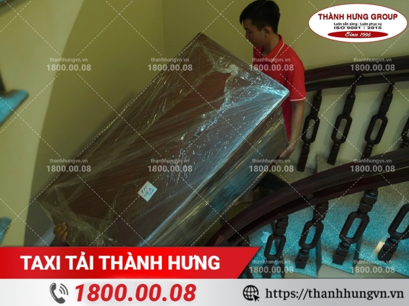 Thành Hưng vận chuyển tủ thờ an toàn qua cầu thang.