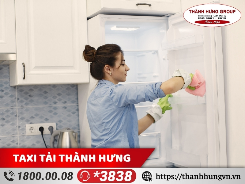 “Thanh lý” mọi thực phẩm trong tủ lạnh và vệ sinh sạch sẽ. 