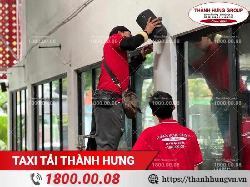 Nhân viên Thành Hưng tháo dỡ hệ thống âm thanh