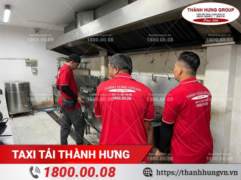 Nhân viên Thành Hưng tháo dỡ thiết bị nấu ăn khu vực bếp