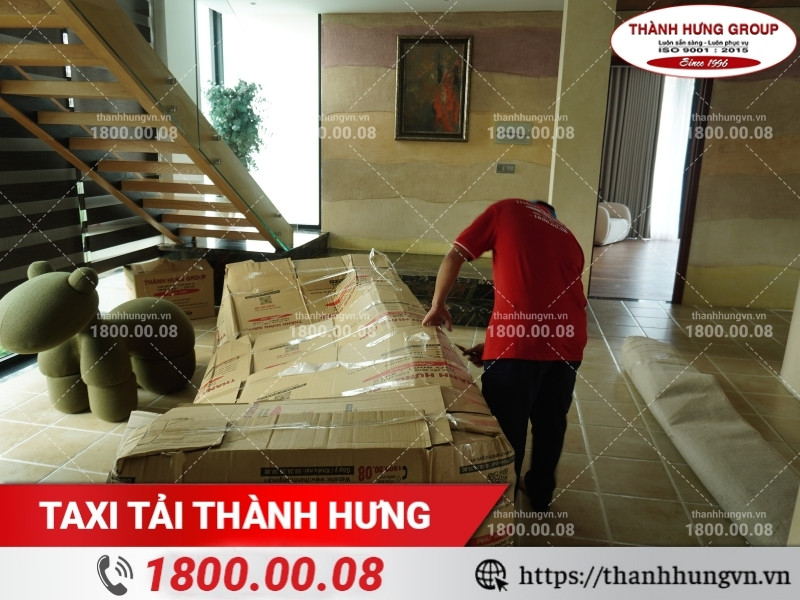 Tháo đóng gói sofa lớn tại nhà mới