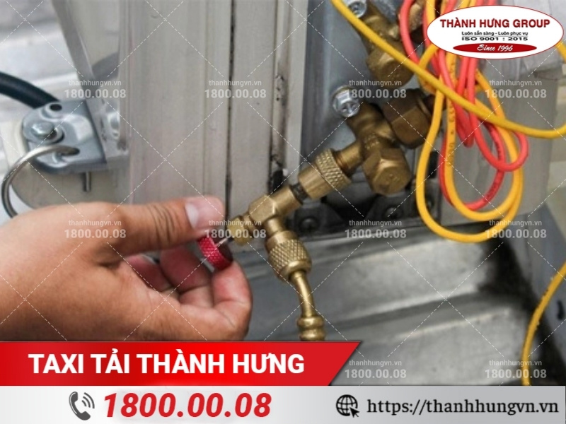 Tháo khóa gas máy lạnh.